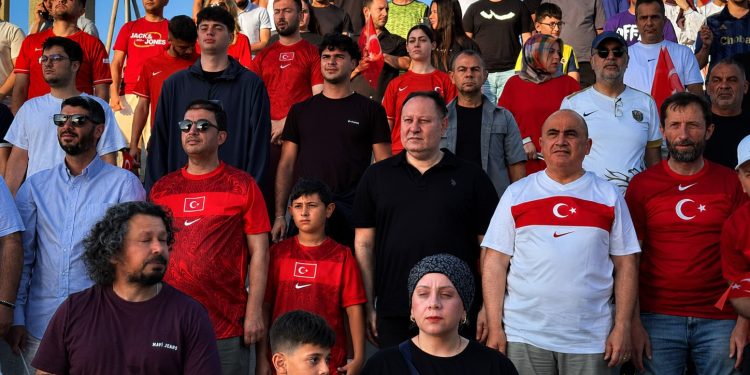 Öztürkler, Türkiye A Milli Futbol Takımı maçını Millet Bahçesi’nde izledi