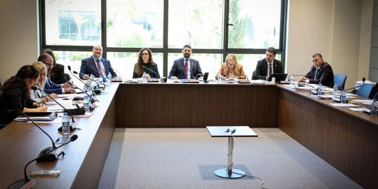 Kamuda geçici personel düzenlemesi komiteden geçti