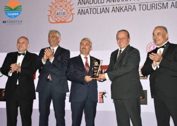 “Yılın Türk Dünyası Turizmi Onur Ödülü” Fikri Ataoğlu’na verildi