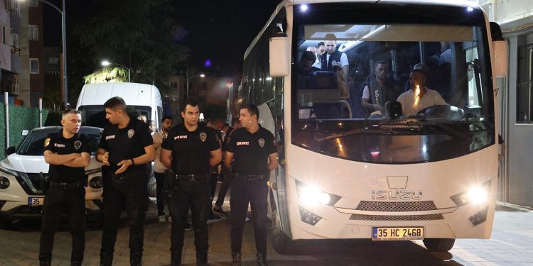Seferihisar Belediyesine rüşvet soruşturmasında 19 şüpheli adliyede