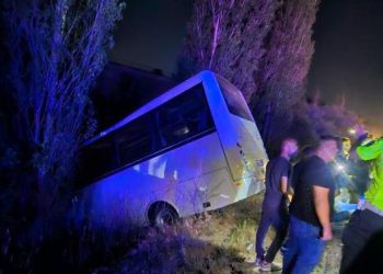 Ankara’da servis minibüsü ile otomobil çarpıştı: 8 yaralı