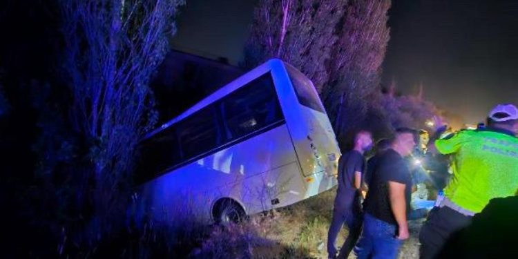 Ankara’da servis minibüsü ile otomobil çarpıştı: 8 yaralı