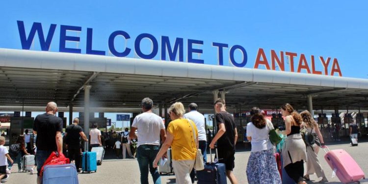 Antalya Havalimanı 5 ayda 9 milyondan fazla yolcuya hizmet verdi