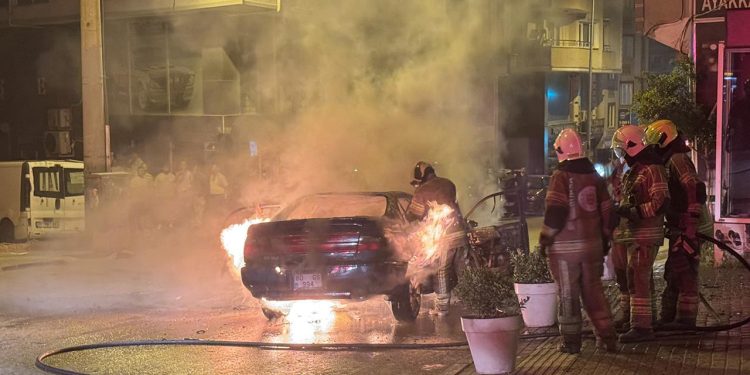 Otomobil seyir halindeyken alev aldı, küle döndü