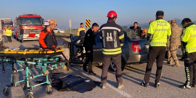 Erzurum’da otomobil kamyonete çarptı: 3 ölü, 3 yaralı