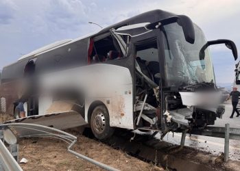 Aydın’da otomobille yolcu otobüsü çarpıştı: 9 yaralı