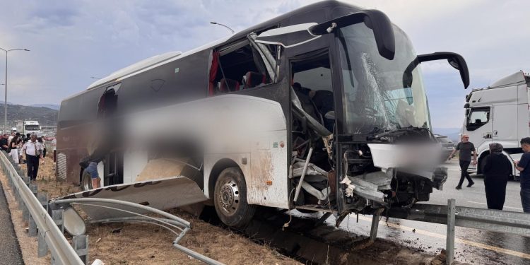 Aydın’da otomobille yolcu otobüsü çarpıştı: 9 yaralı