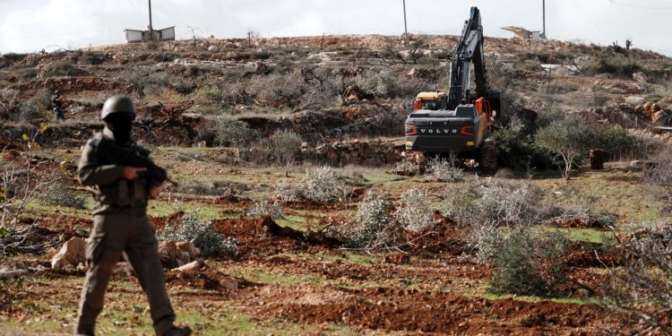 İsrailli işgalciler Batı Şeria’da bir köye giden su hattını tahrip etti