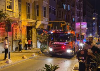 Beyoğlu’nda duvarı çöken bina tahliye edildi