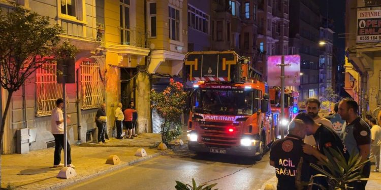Beyoğlu’nda duvarı çöken bina tahliye edildi