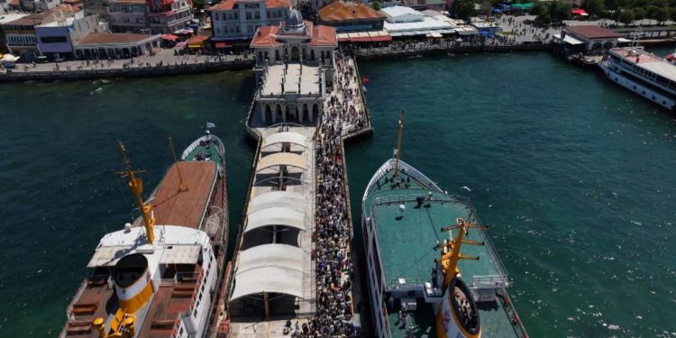 Büyükada’ya ziyaretçi akını