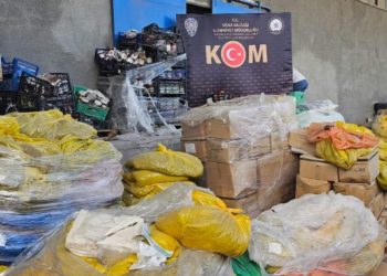 Uşak’ta son kullanma tarihi geçmiş 29 ton çikolata ele geçirildi
