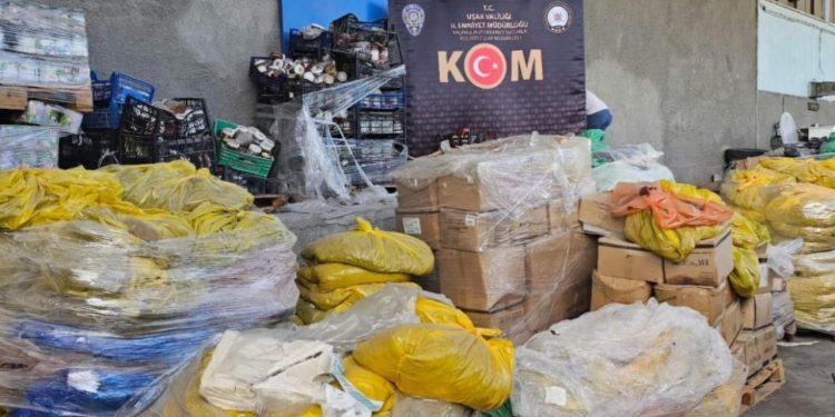 Uşak’ta son kullanma tarihi geçmiş 29 ton çikolata ele geçirildi