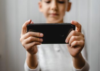 Polonya hükümeti, ilkokullarda telefon kullanımını kısıtlayacak tasarıyı kabul etti