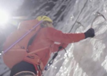 Everest’te bir ilk: Öldü sanılan rehber altı gün sonra sürünerek geri döndü