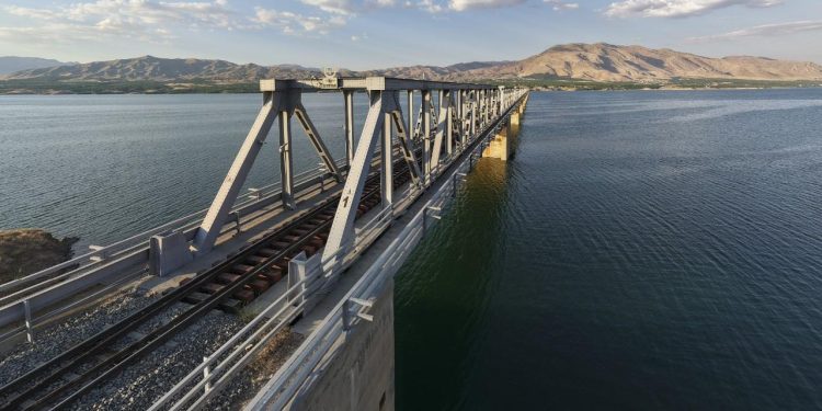 Türkiye’nin en uzun demir yolu köprüsü 40 yıldır rayların yükünü taşıyor