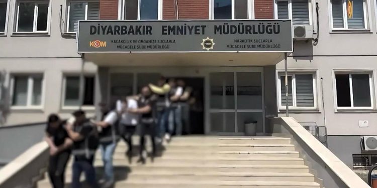 Diyarbakır’da silahlı suç örgütüne yönelik operasyonda 15 tutuklama