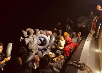 İzmir açıklarında 43 düzensiz göçmen yakalandı
