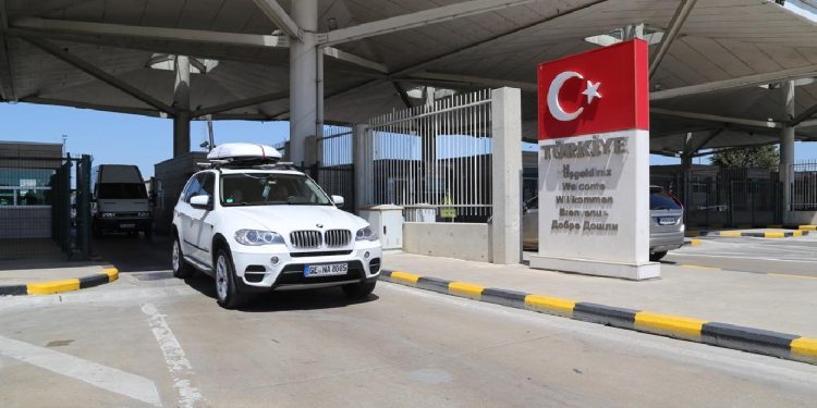 Gurbetçilerin “vatan yolculuğu” gümrük kapılarının dijitalleşmesiyle hızlandı