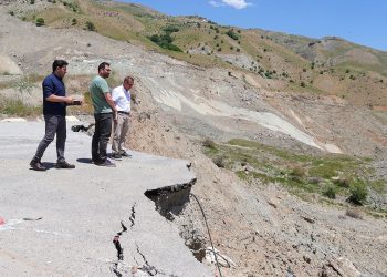 Hakkari-Van yolunda heyelan alarmı: Hareketlilik sürüyor