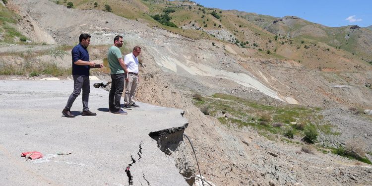 Hakkari-Van yolunda heyelan alarmı: Hareketlilik sürüyor