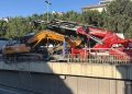Tırın üzerinden düşen ekskavatör korkuluklarda asılı kaldı