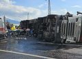 Faciaya dönüşen kaza: Tır motosikletin üzerine devrildi, 2 ölü