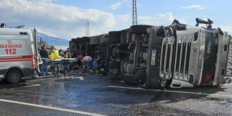 Faciaya dönüşen kaza: Tır motosikletin üzerine devrildi, 2 ölü
