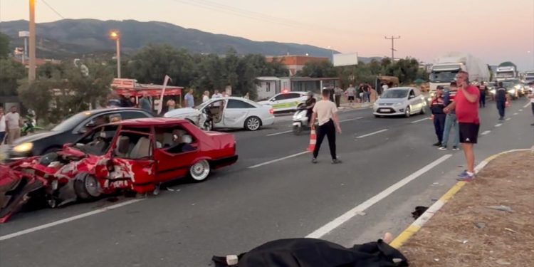 Balıkesir’de iki otomobil çarpıştı: 2 kişi öldü, 3 kişi ağır yaralandı