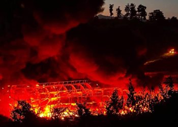 Antalya’da depo olarak kullanılan serada yangın