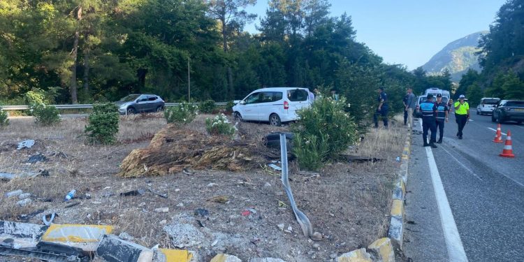 Muğla’da iki kamyonet çarpıştı: 1 ölü