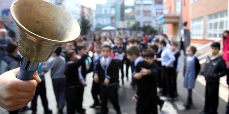 Yaklaşık 18 milyon öğrenci için “karne zili” yarın çalacak