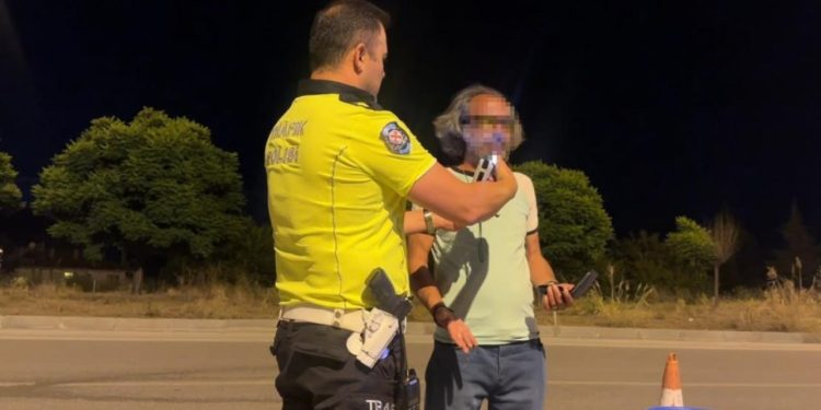 Burdur’da polise selam vermek için duran sürücü 3,28 promil alkollü çıktı
