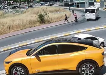 Esenyurt’ta otomobilin scootera çarptığı anlar kamerada