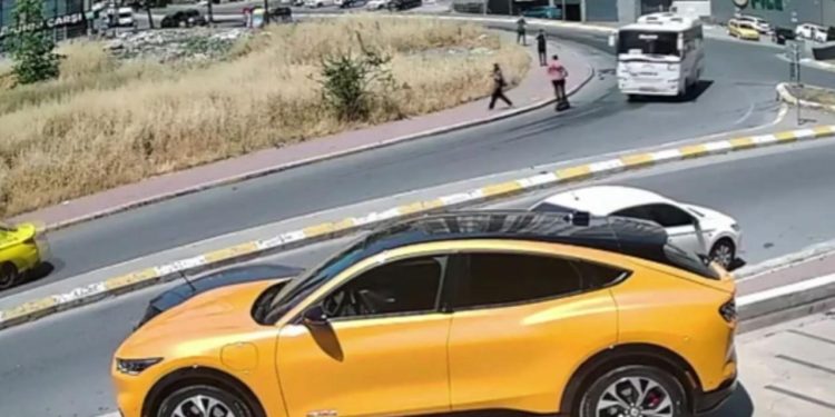 Esenyurt’ta otomobilin scootera çarptığı anlar kamerada