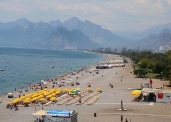 Antalya kavruluyor: Hissedilen sıcaklık 47 dereceye ulaştı