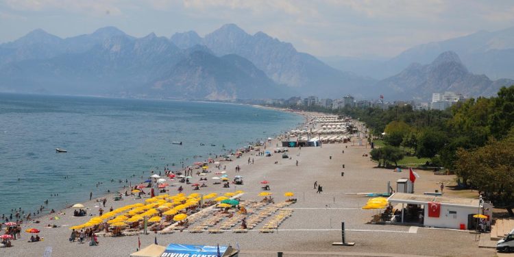 Antalya kavruluyor: Hissedilen sıcaklık 47 dereceye ulaştı