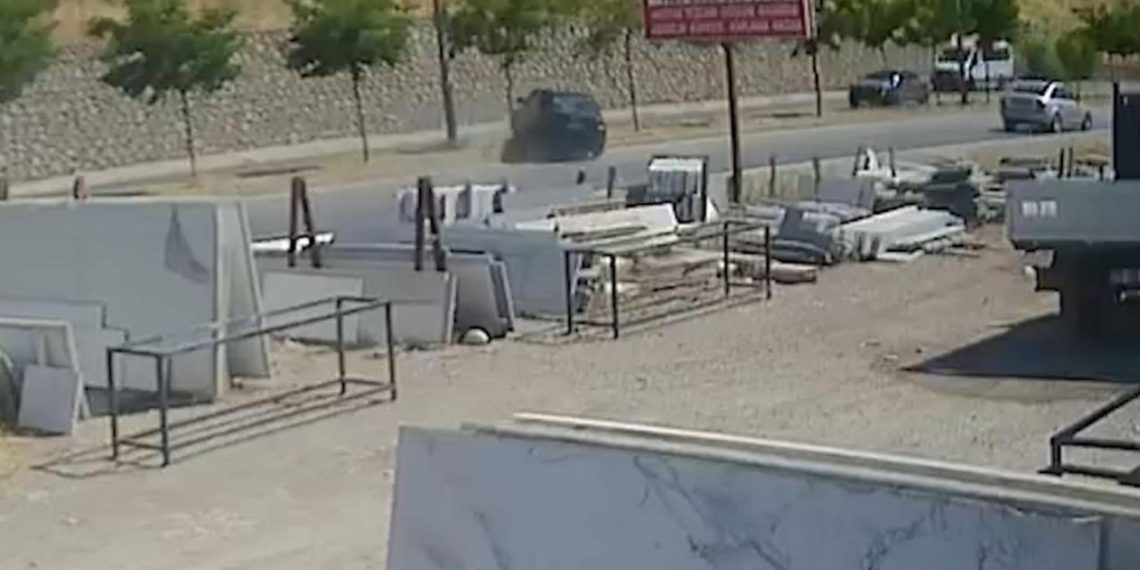 Kontrolden çıkan otomobil karşı şeride geçti: 1 ölü, 3 yaralı