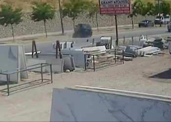 Kontrolden çıkan otomobil karşı şeride geçti: 1 ölü, 3 yaralı