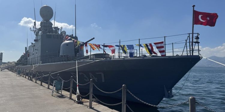 Kocaeli’de TCG Fırtına hücumbotu ziyarete açıldı