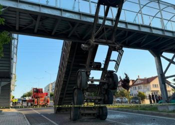 Tırın açık kalan damperi üst geçide takıldı