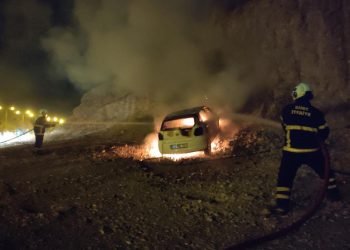 Siirt’te seyir halindeki araç küle döndü