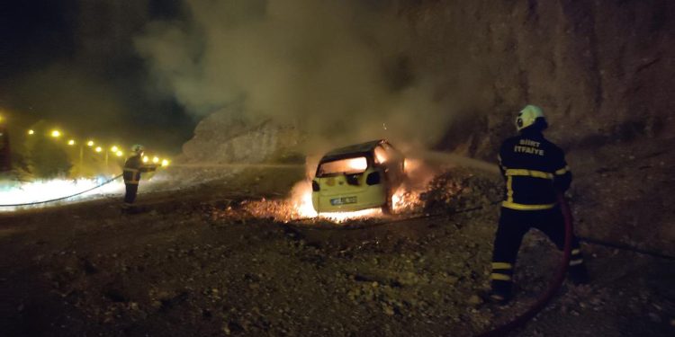 Siirt’te seyir halindeki araç küle döndü