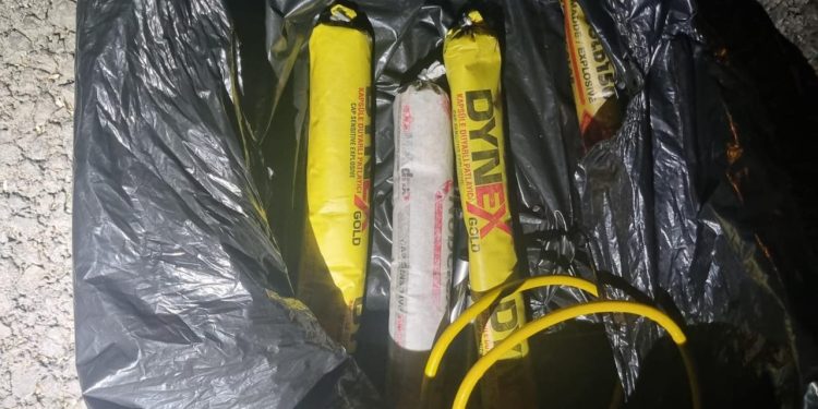 Adana’da bir kamyonette 4 patlayıcı ve 1 tüfek ele geçirildi