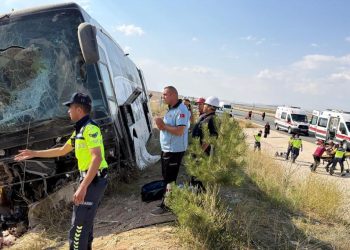 Niğde-Ankara otobanında yolcu otobüsü yoldan çıktı