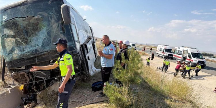 Niğde-Ankara otobanında yolcu otobüsü yoldan çıktı