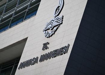 AYM, boşandığı eşiyle yaşayan eş ile çocuklarının aylıklarının kesilmesini uygun buldu