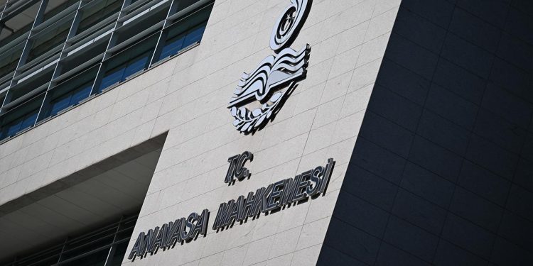 AYM, boşandığı eşiyle yaşayan eş ile çocuklarının aylıklarının kesilmesini uygun buldu