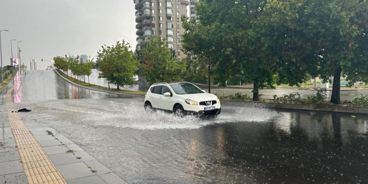 Başkentte sağanak etkili oldu