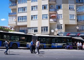 Ankara’da kontrolden çıkan EGO otobüsü iş yerine çarptı